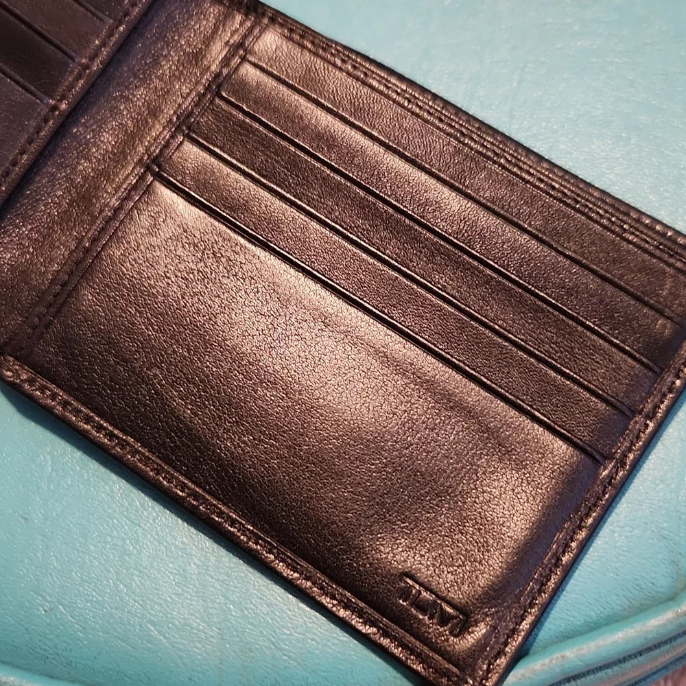 Tumi Bifold Wallet Multiple Card Slots - 2 Places for paper bills